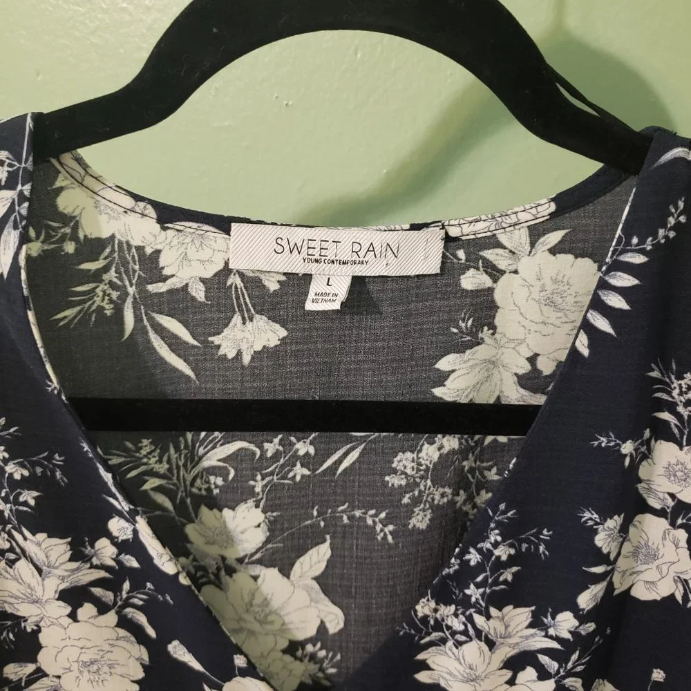 Sweet Rain Flower Blouse size L - Picture 3 of 6